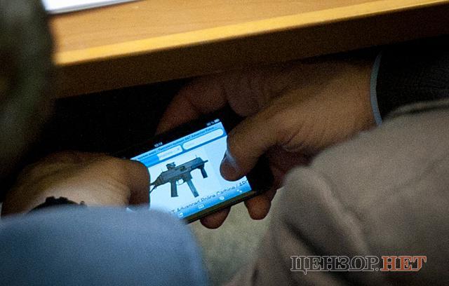 Депутат от ПР выбирал себе пулемет прямо в Раде. Фото