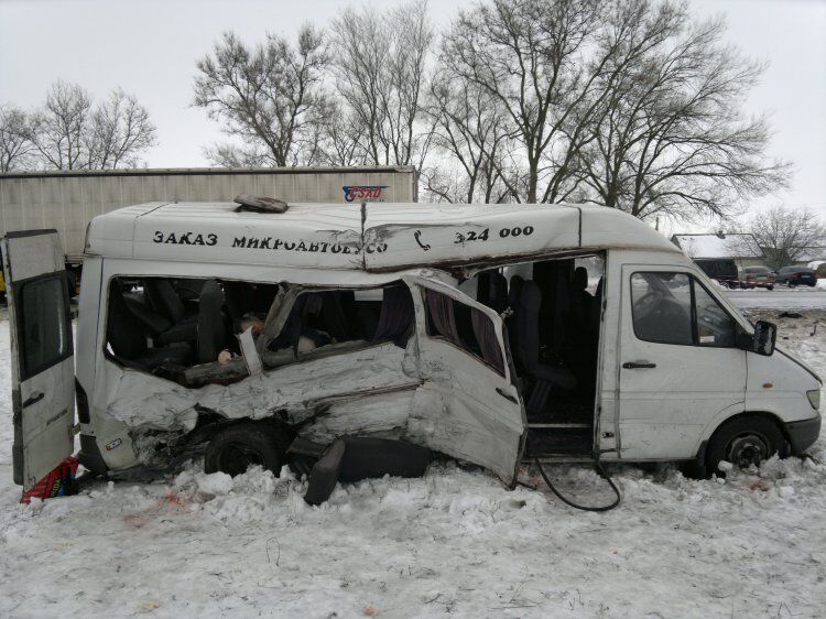 Под Днепропетровском погибли пассажиры маршрутки (добавлено фото)