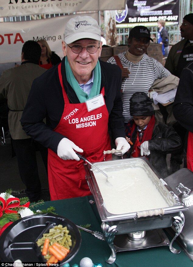 "Индиана Джонс" в канун Рождества помогал нуждающимся. Фото