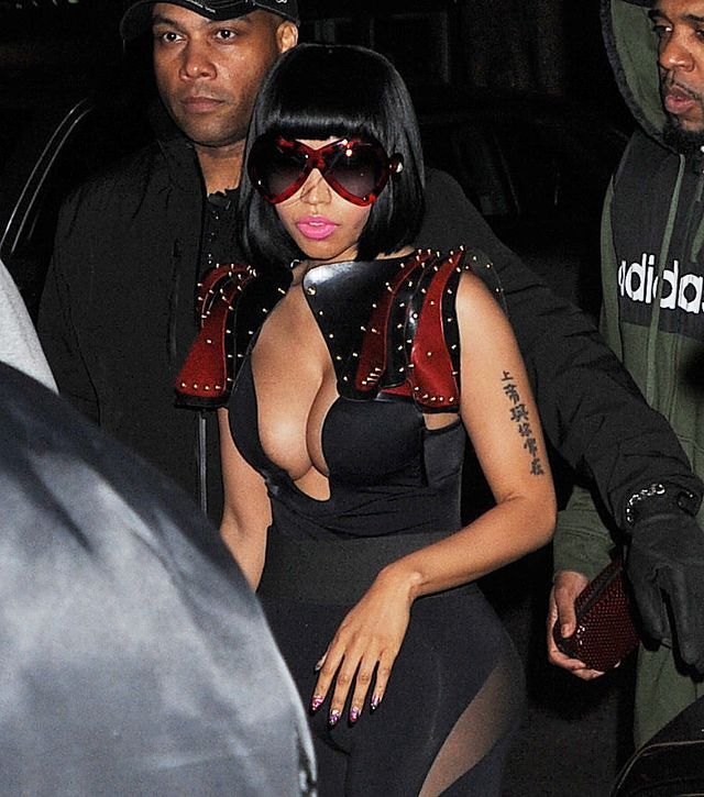 Ники Минаж "выгуливает" свое экстремальное декольте. Фото