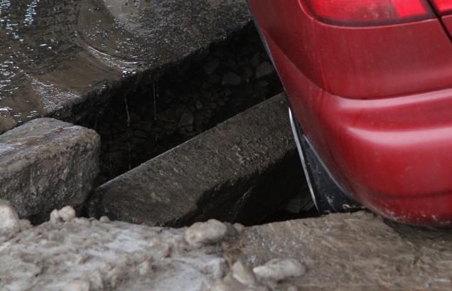 В Киеве "Ланос" провалился в яму с кипятком. Фото, Видео