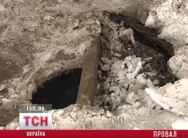 В Киеве "Ланос" провалился в яму с кипятком. Фото, Видео