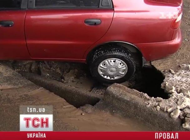 В Киеве "Ланос" провалился в яму с кипятком. Фото, Видео