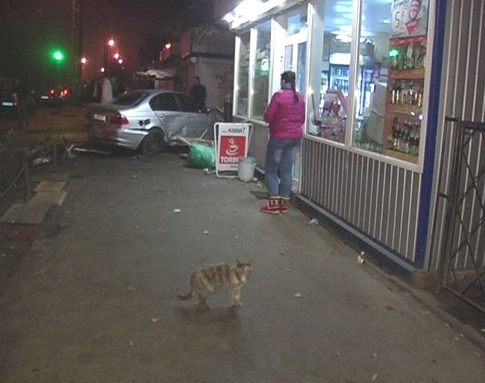 В Киеве "Ланос" отправил  "БМВ" в киоск "Продукты". Фото