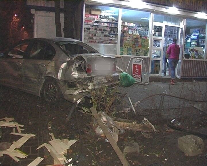 В Киеве "Ланос" отправил  "БМВ" в киоск "Продукты". Фото