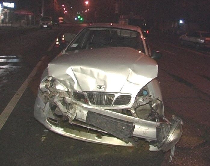 В Киеве "Ланос" отправил  "БМВ" в киоск "Продукты". Фото