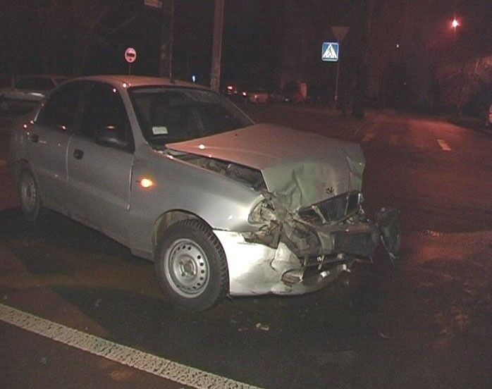 В Киеве "Ланос" отправил  "БМВ" в киоск "Продукты". Фото