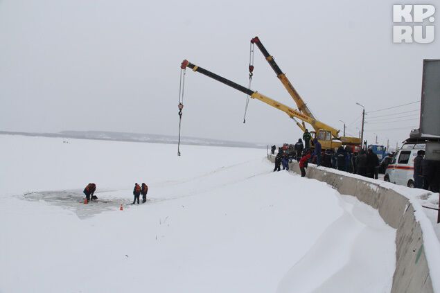 Суровый Челябинск: маршрутка провалилась под лед - все живы