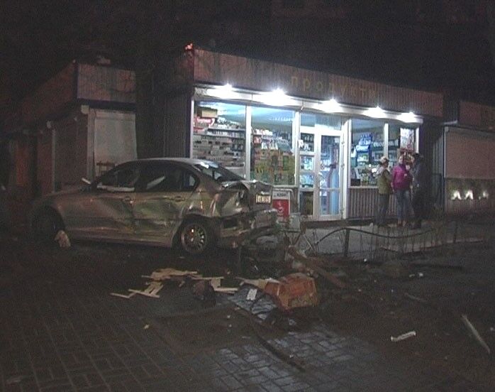 В Киеве "Ланос" отправил  "БМВ" в киоск "Продукты". Фото