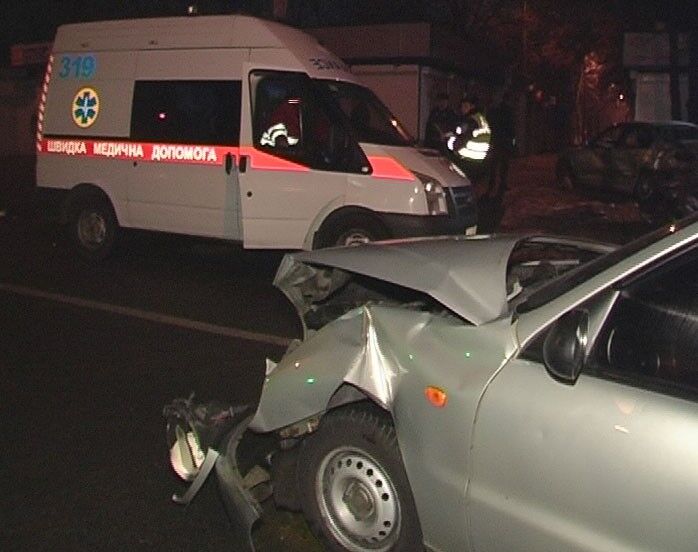 В Киеве "Ланос" отправил  "БМВ" в киоск "Продукты". Фото