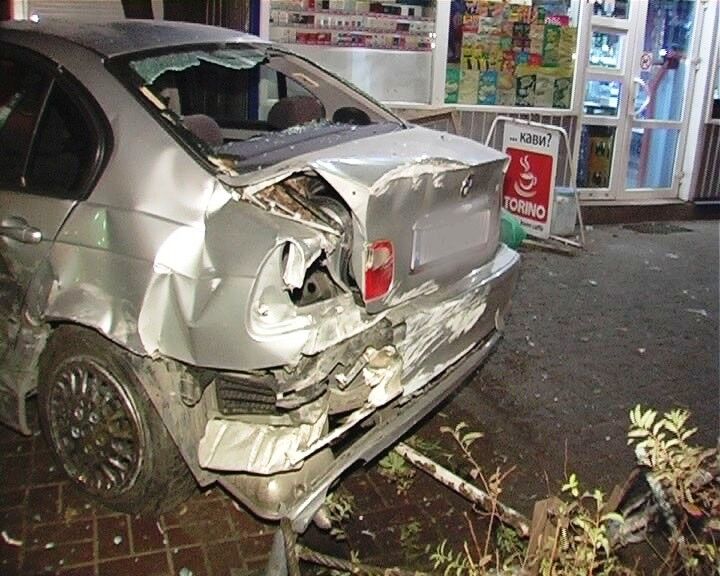 В Киеве "Ланос" отправил  "БМВ" в киоск "Продукты". Фото