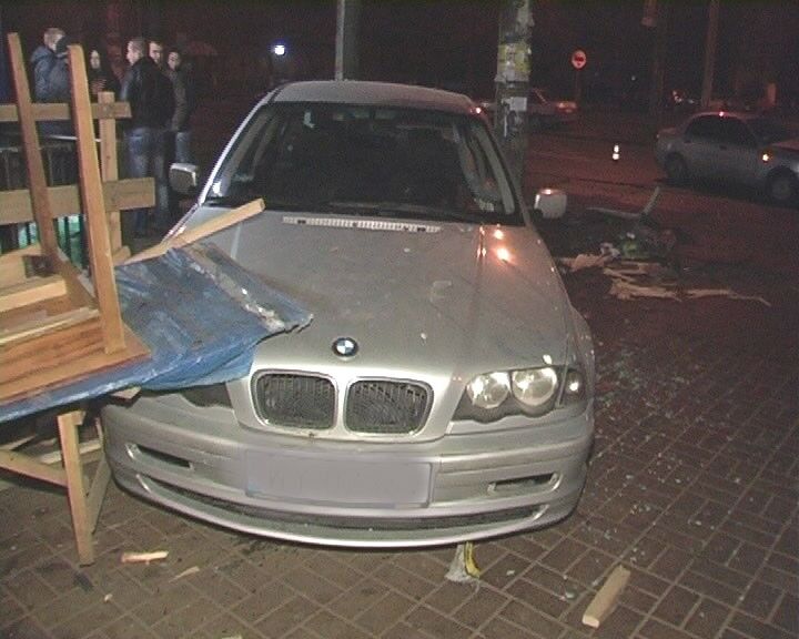 В Киеве "Ланос" отправил  "БМВ" в киоск "Продукты". Фото