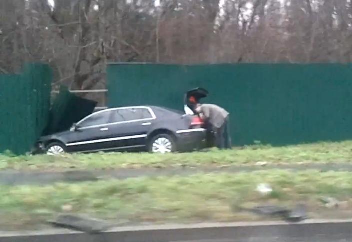 Как "Фольксваген" Кинаха воткнулся в забор. Фото, Видео