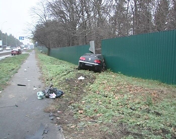 Как "Фольксваген" Кинаха воткнулся в забор. Фото, Видео