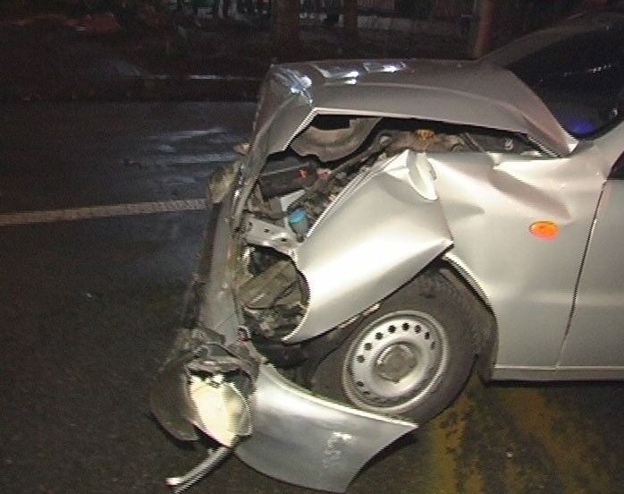 В Киеве "Ланос" отправил  "БМВ" в киоск "Продукты". Фото