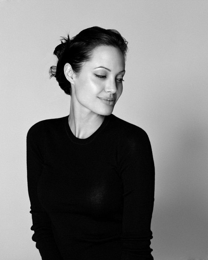 Анджелина Джоли: белая рубаха и джинсы. Что еще нужно? 