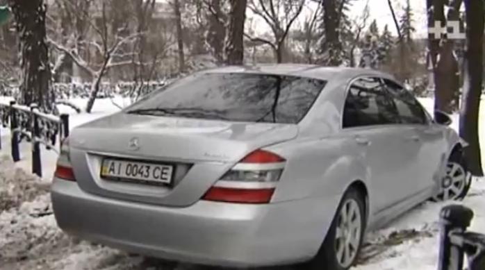Как "Мерседес" с депутатом снес забор у Верховной Рады. Видео