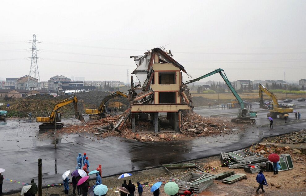 Знаменитый дом посреди автобана в Китае снесли. Фото 