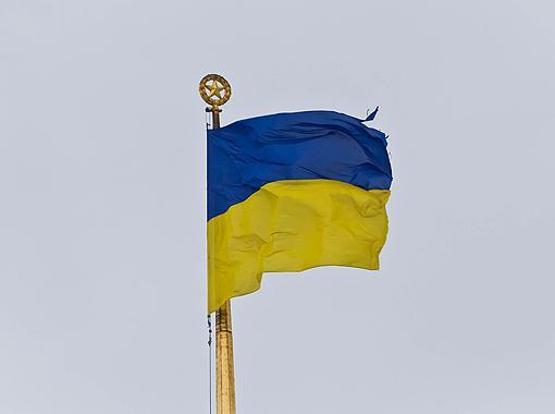 Над Радой развевается надорванный флаг Украины. Фото