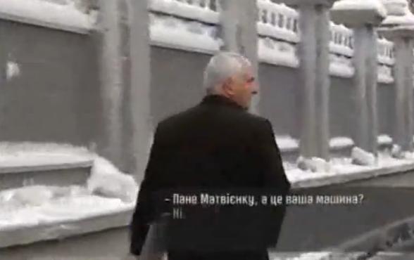 Как "Мерседес" с депутатом снес забор у Верховной Рады. Видео