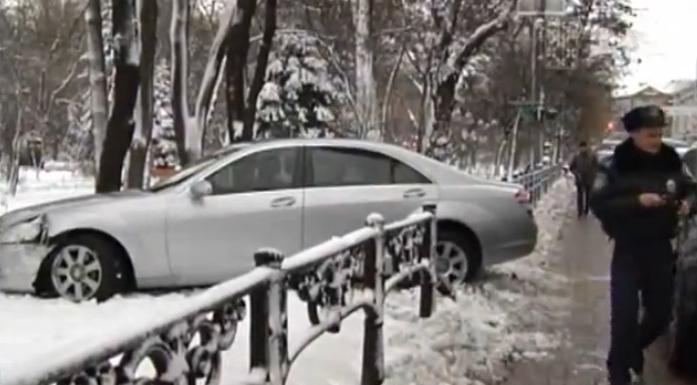 Как "Мерседес" с депутатом снес забор у Верховной Рады. Видео