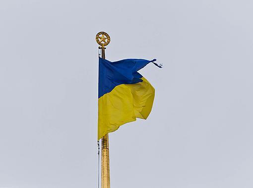 Над Радою майорить надірваний прапор України. Фото