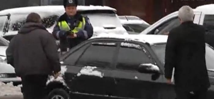 Как "Мерседес" с депутатом снес забор у Верховной Рады. Видео