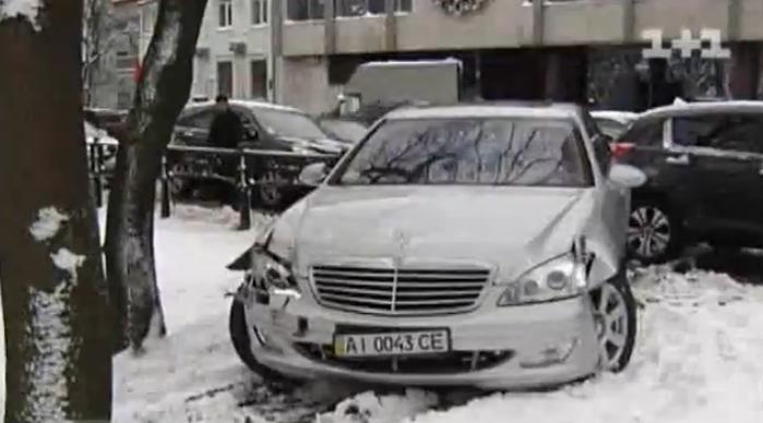 Как "Мерседес" с депутатом снес забор у Верховной Рады. Видео