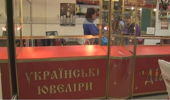На Луганщині невідомі в масках пограбували ювелірний магазин