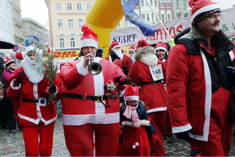 400 Санта-Клаусов из стран ЕС устроили забег по Риге. Фото