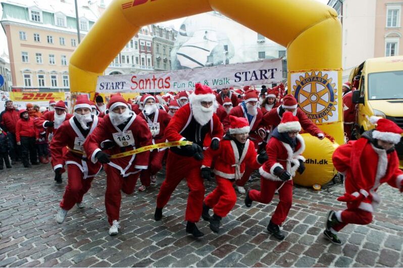 400 Санта-Клаусов из стран ЕС устроили забег по Риге. Фото