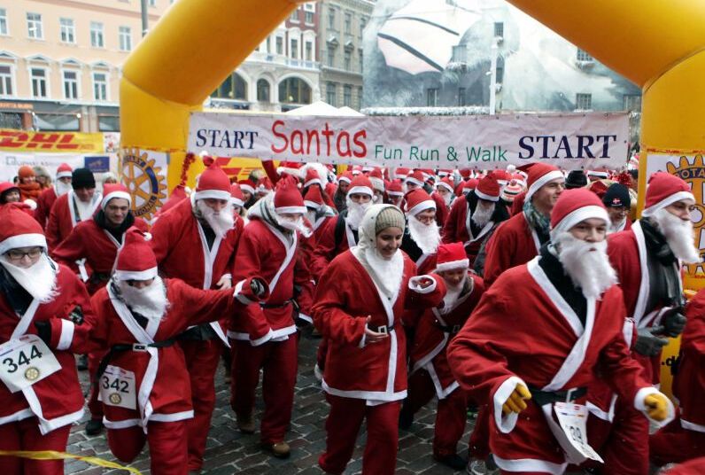 400 Санта-Клаусів з країн ЄС влаштували забіг по Ризі. Фото