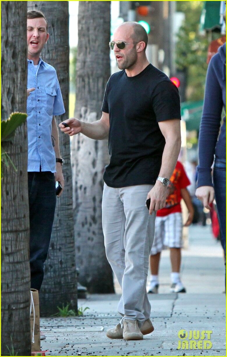 Стэтхэм наслаждается обществом друга. Фото