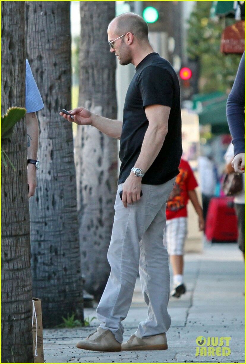 Стэтхэм наслаждается обществом друга. Фото