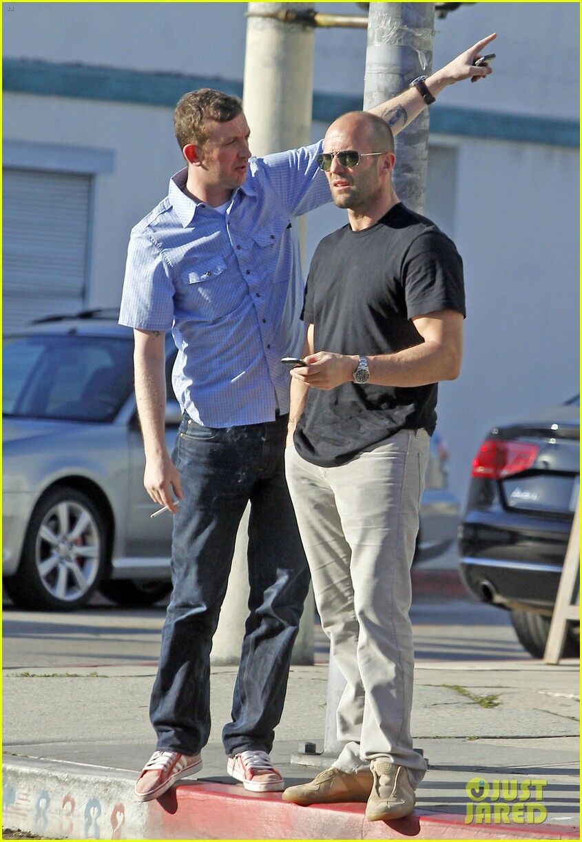 Стэтхэм наслаждается обществом друга. Фото