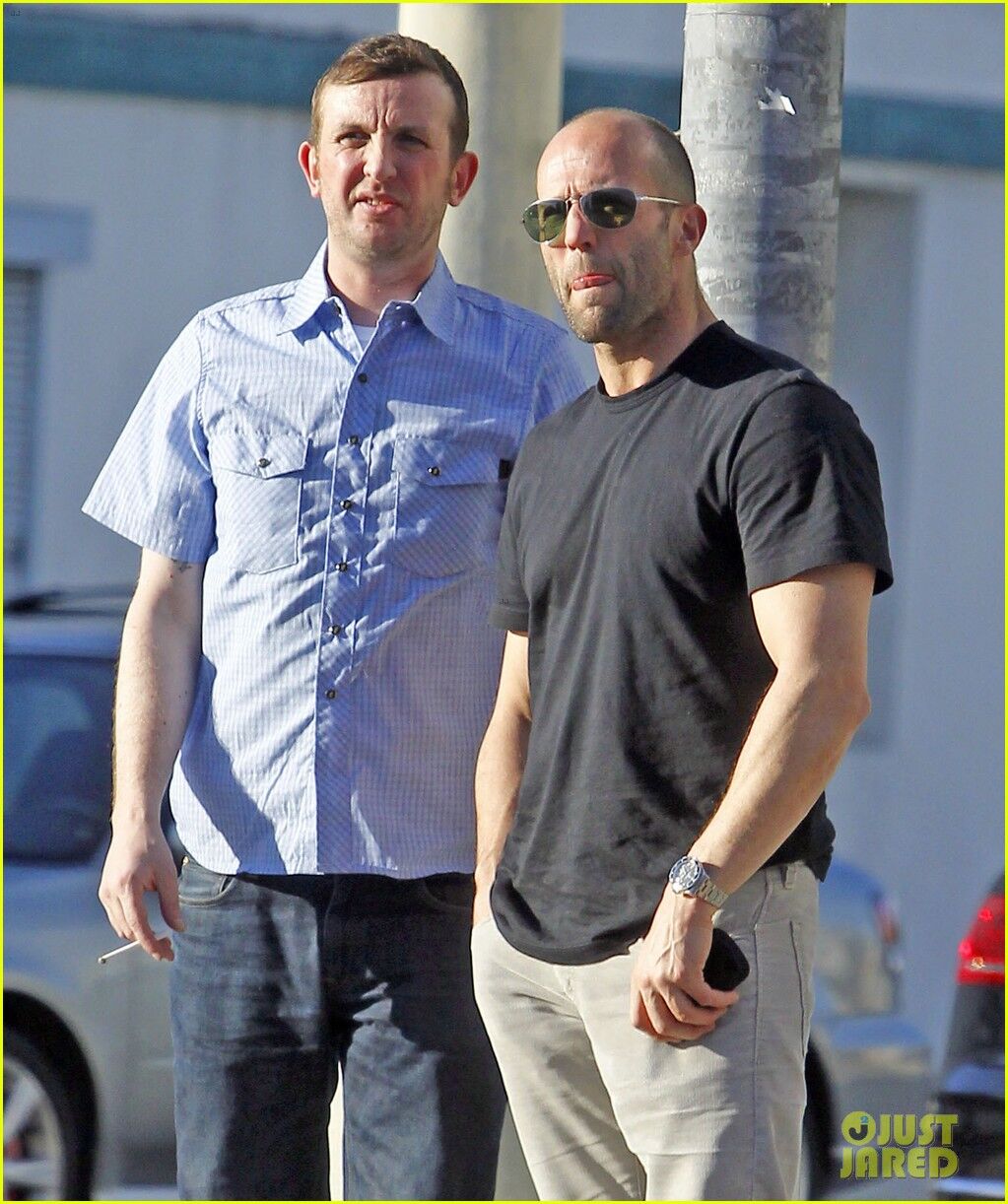 Стэтхэм наслаждается обществом друга. Фото