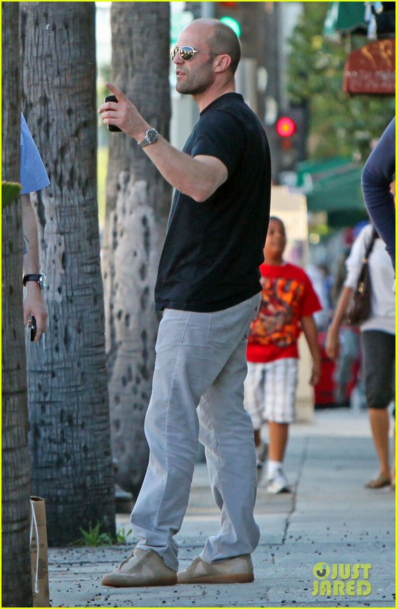 Стэтхэм наслаждается обществом друга. Фото