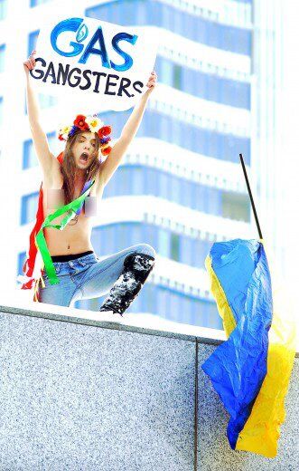 Дівчата FEMEN оголеними грудьми пішли на "Газпром". Фото