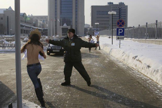 Девушки FEMEN обнаженной грудью пошли на "Газпром". Фото