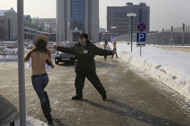 Дівчата FEMEN оголеними грудьми пішли на "Газпром". Фото