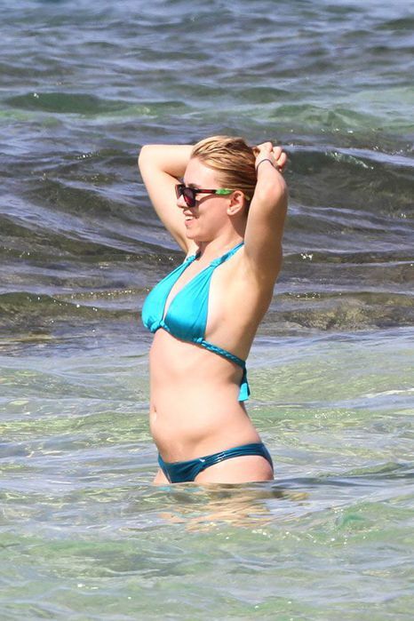 Йоханссон одела голубой купальник. Фото