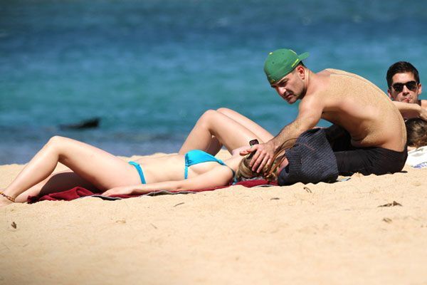 Йоханссон одела голубой купальник. Фото