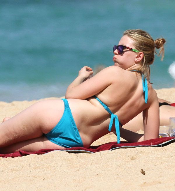 Йоханссон одела голубой купальник. Фото