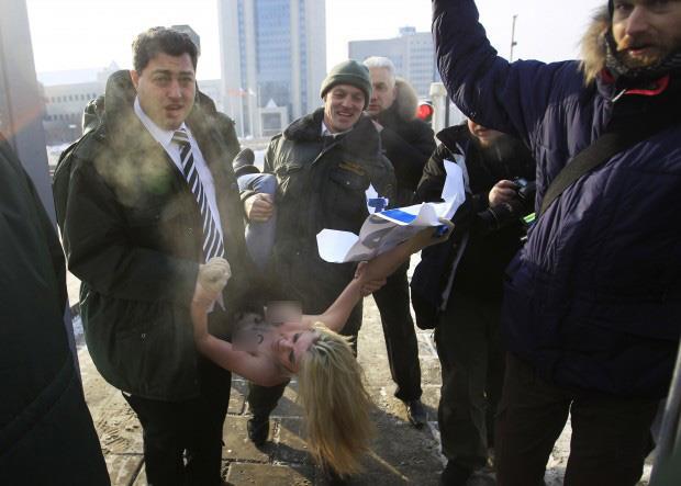 Девушки FEMEN обнаженной грудью пошли на "Газпром". Фото