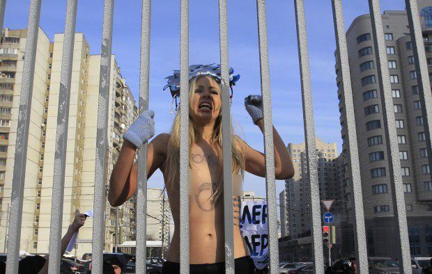 Девушки FEMEN обнаженной грудью пошли на "Газпром". Фото