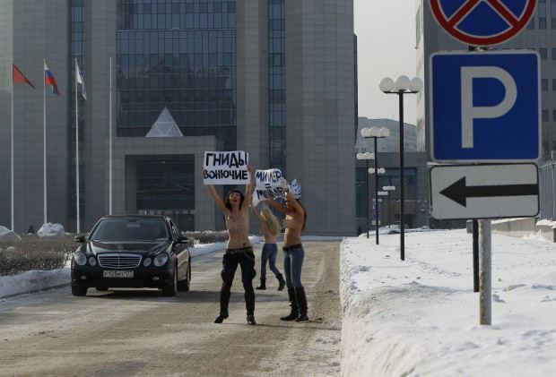 Дівчата FEMEN оголеними грудьми пішли на "Газпром". Фото