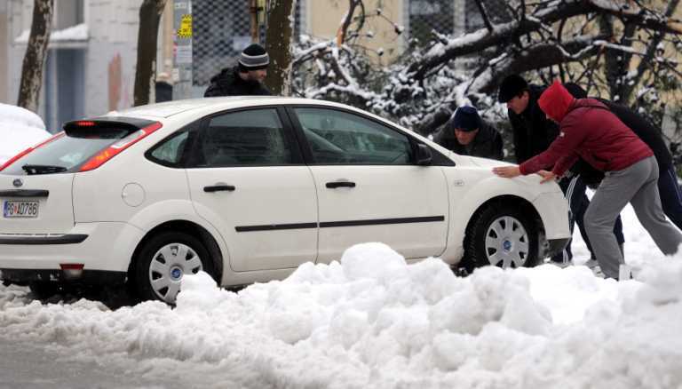 Снегопады отрезали Румынию и Болгарию от внешнего мира