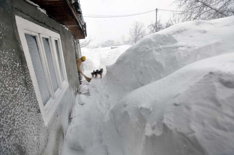 Снегопады отрезали Румынию и Болгарию от внешнего мира