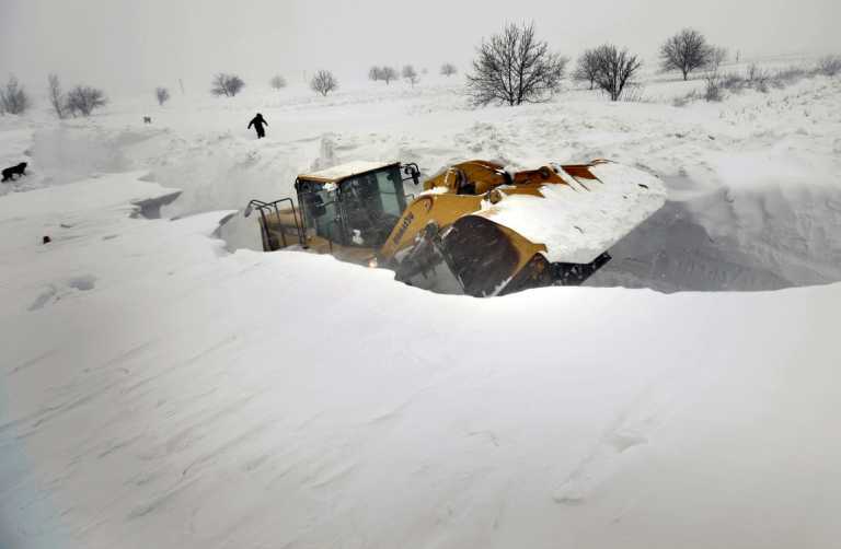 Снегопады отрезали Румынию и Болгарию от внешнего мира