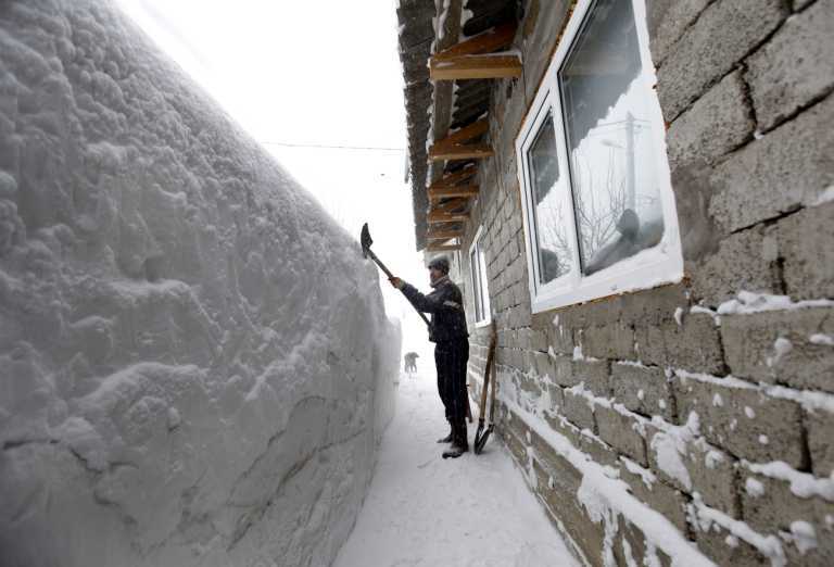 Снегопады отрезали Румынию и Болгарию от внешнего мира